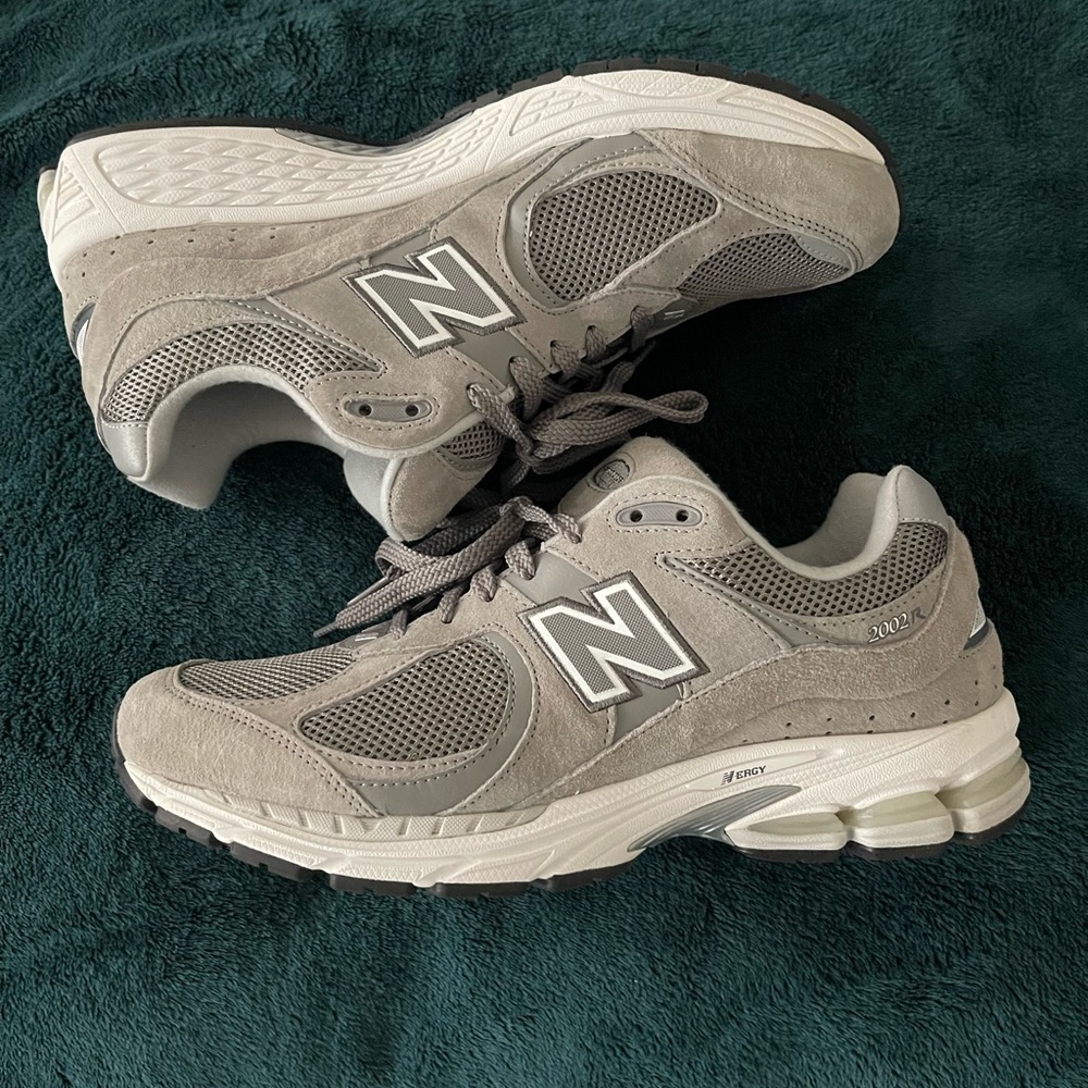 Size 11 new balance 2002r
